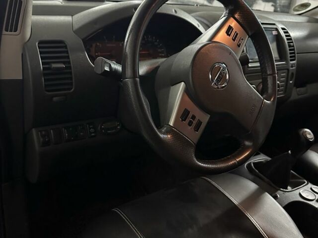 Сірий Ніссан Навара, об'ємом двигуна 2.5 л та пробігом 234 тис. км за 11000 $, фото 5 на Automoto.ua