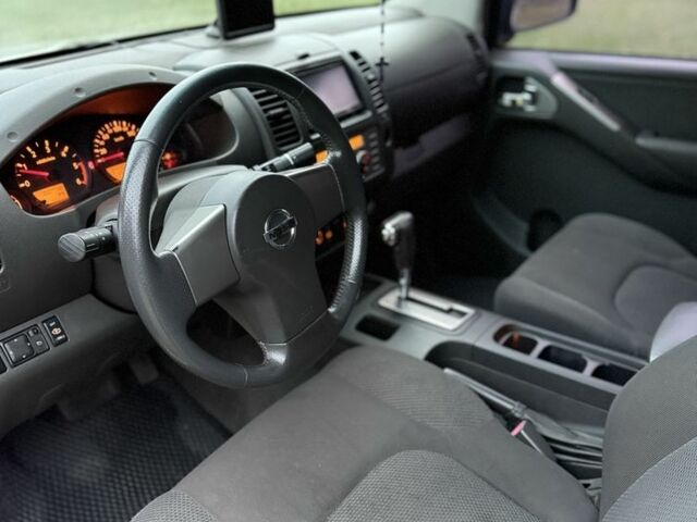 Сірий Ніссан Навара, об'ємом двигуна 2.5 л та пробігом 300 тис. км за 5800 $, фото 7 на Automoto.ua