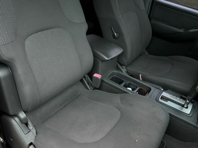 Сірий Ніссан Навара, об'ємом двигуна 2.5 л та пробігом 300 тис. км за 5800 $, фото 12 на Automoto.ua