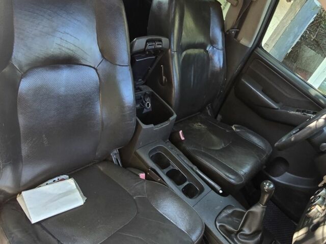 Серый Ниссан Навара, объемом двигателя 2.5 л и пробегом 466 тыс. км за 3400 $, фото 4 на Automoto.ua