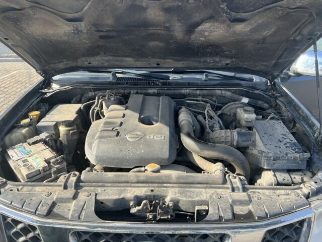 Серый Ниссан Навара, объемом двигателя 2.5 л и пробегом 285 тыс. км за 7500 $, фото 7 на Automoto.ua