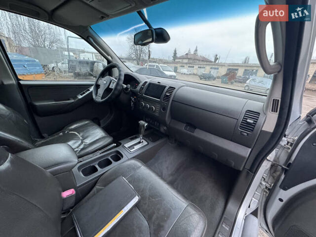 Сірий Ніссан Навара, об'ємом двигуна 2.49 л та пробігом 370 тис. км за 10000 $, фото 14 на Automoto.ua