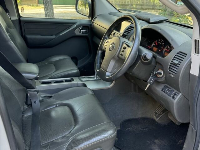 Серый Ниссан Навара, объемом двигателя 2.5 л и пробегом 187 тыс. км за 6700 $, фото 9 на Automoto.ua