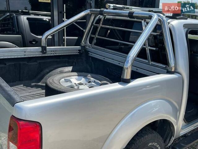 Серый Ниссан Навара, объемом двигателя 2.49 л и пробегом 380 тыс. км за 9899 $, фото 4 на Automoto.ua