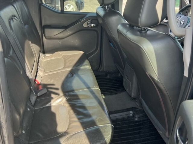 Серый Ниссан Навара, объемом двигателя 2.5 л и пробегом 285 тыс. км за 7750 $, фото 12 на Automoto.ua