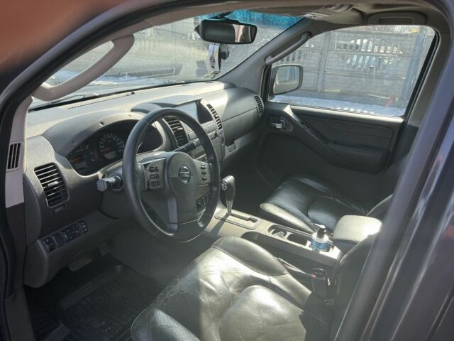 Серый Ниссан Навара, объемом двигателя 2.5 л и пробегом 285 тыс. км за 7500 $, фото 10 на Automoto.ua