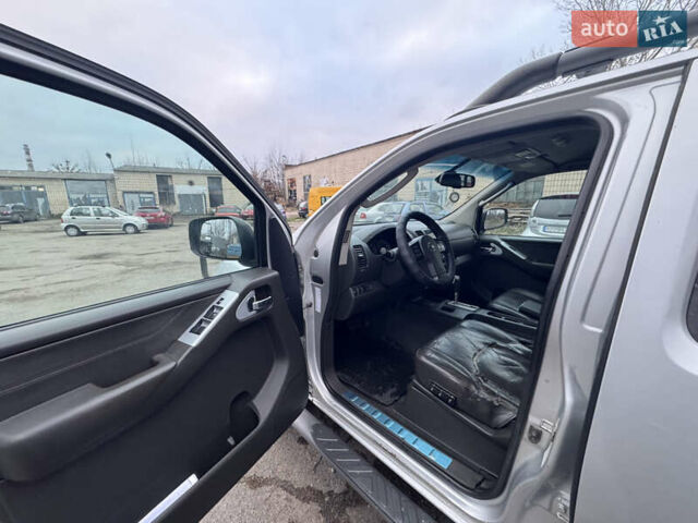 Сірий Ніссан Навара, об'ємом двигуна 2.49 л та пробігом 370 тис. км за 10000 $, фото 16 на Automoto.ua