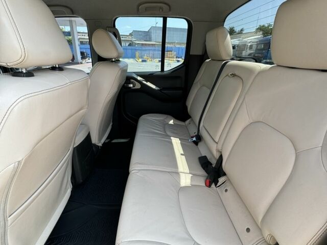 Серый Ниссан Навара, объемом двигателя 2.5 л и пробегом 320 тыс. км за 6000 $, фото 3 на Automoto.ua