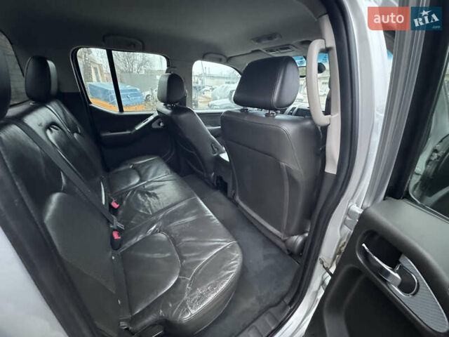 Сірий Ніссан Навара, об'ємом двигуна 2.49 л та пробігом 370 тис. км за 10000 $, фото 15 на Automoto.ua