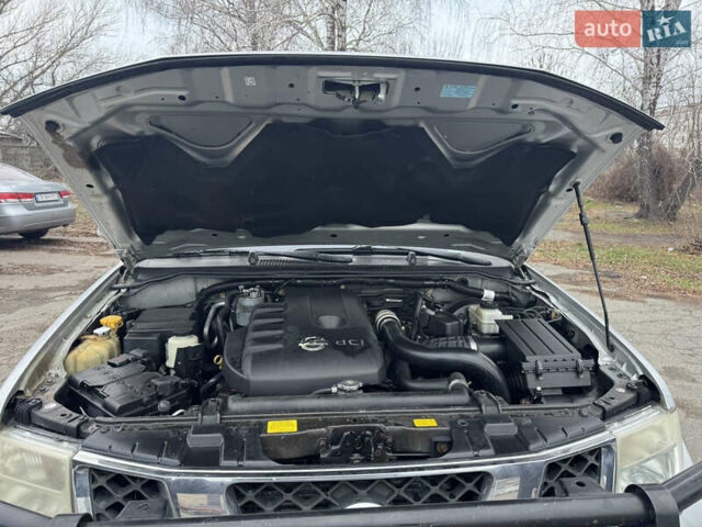 Сірий Ніссан Навара, об'ємом двигуна 2.49 л та пробігом 370 тис. км за 10000 $, фото 19 на Automoto.ua