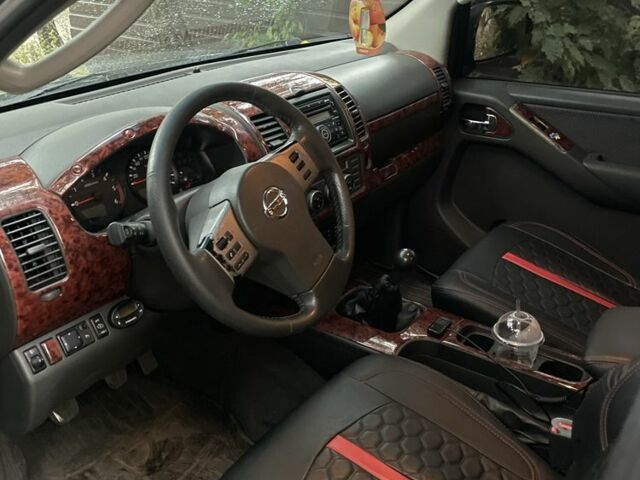 Серый Ниссан Навара, объемом двигателя 2.5 л и пробегом 300 тыс. км за 6000 $, фото 2 на Automoto.ua