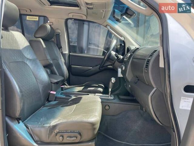 Серый Ниссан Навара, объемом двигателя 2.49 л и пробегом 380 тыс. км за 9899 $, фото 12 на Automoto.ua