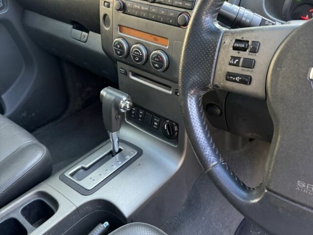 Серый Ниссан Навара, объемом двигателя 2.5 л и пробегом 187 тыс. км за 6700 $, фото 12 на Automoto.ua