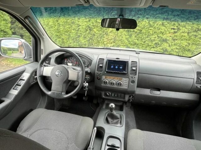 Серый Ниссан Навара, объемом двигателя 2.5 л и пробегом 214 тыс. км за 3700 $, фото 5 на Automoto.ua