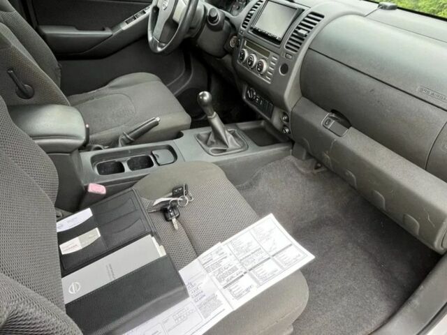 Серый Ниссан Навара, объемом двигателя 2.5 л и пробегом 214 тыс. км за 3700 $, фото 7 на Automoto.ua