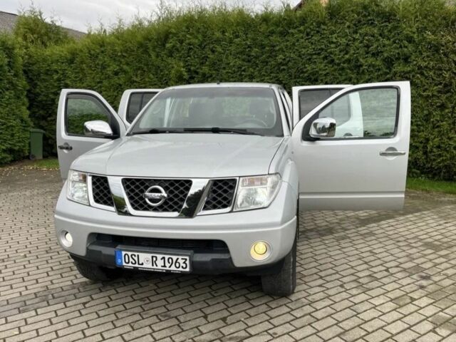 Серый Ниссан Навара, объемом двигателя 2.5 л и пробегом 214 тыс. км за 3700 $, фото 1 на Automoto.ua