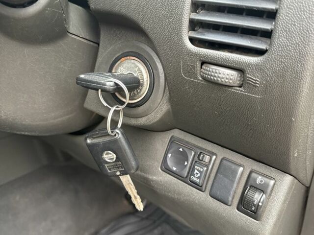 Серый Ниссан Навара, объемом двигателя 2.5 л и пробегом 150 тыс. км за 6950 $, фото 13 на Automoto.ua