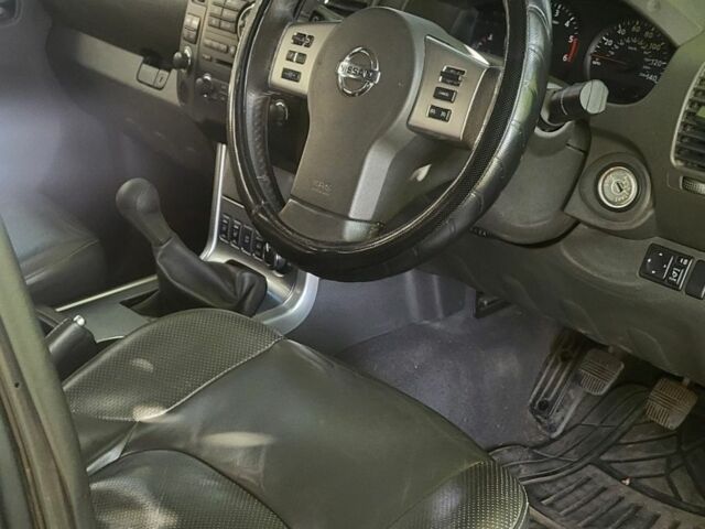 Сірий Ніссан Навара, об'ємом двигуна 2.5 л та пробігом 148 тис. км за 6000 $, фото 1 на Automoto.ua
