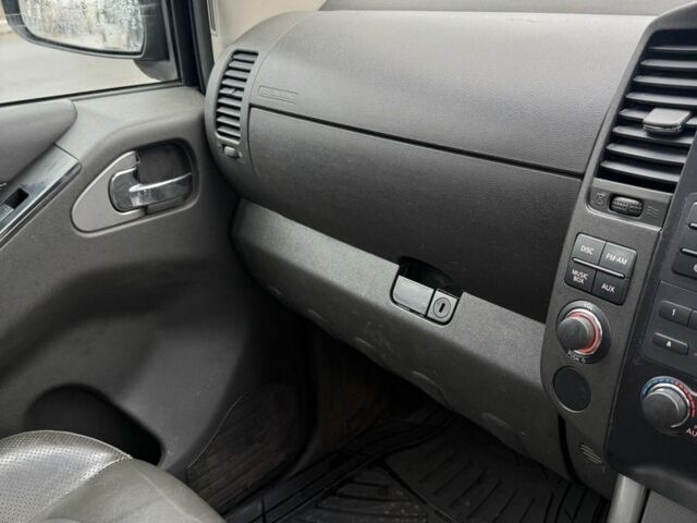 Серый Ниссан Навара, объемом двигателя 2.5 л и пробегом 150 тыс. км за 6950 $, фото 12 на Automoto.ua