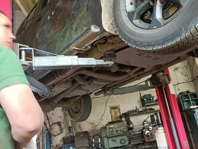 Серый Ниссан Навара, объемом двигателя 2.5 л и пробегом 200 тыс. км за 4000 $, фото 6 на Automoto.ua