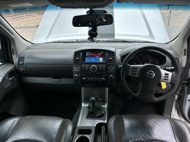 Серый Ниссан Навара, объемом двигателя 2.5 л и пробегом 241 тыс. км за 6950 $, фото 9 на Automoto.ua