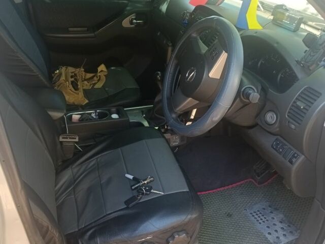 Серый Ниссан Навара, объемом двигателя 2.5 л и пробегом 200 тыс. км за 4000 $, фото 7 на Automoto.ua