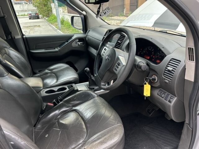 Серый Ниссан Навара, объемом двигателя 2.5 л и пробегом 241 тыс. км за 6950 $, фото 8 на Automoto.ua