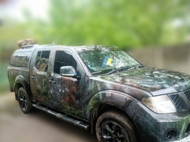 Серый Ниссан Навара, объемом двигателя 2.5 л и пробегом 200 тыс. км за 4000 $, фото 2 на Automoto.ua