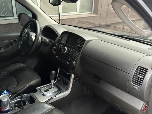 Серый Ниссан Навара, объемом двигателя 0 л и пробегом 441 тыс. км за 8200 $, фото 6 на Automoto.ua