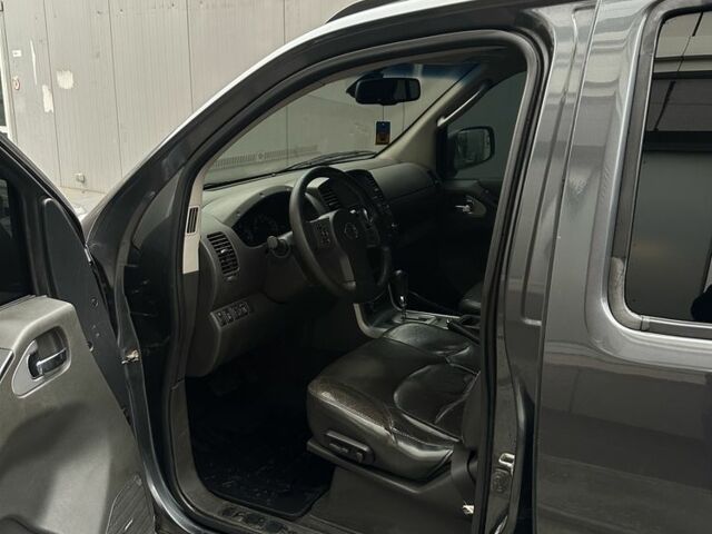 Серый Ниссан Навара, объемом двигателя 0 л и пробегом 441 тыс. км за 8200 $, фото 5 на Automoto.ua