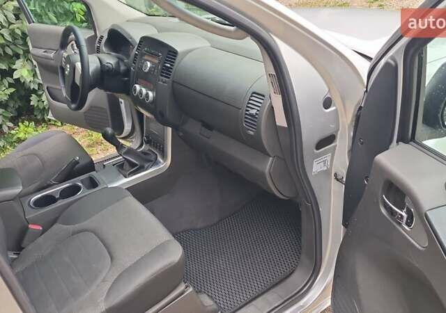 Серый Ниссан Навара, объемом двигателя 2.49 л и пробегом 280 тыс. км за 11010 $, фото 3 на Automoto.ua