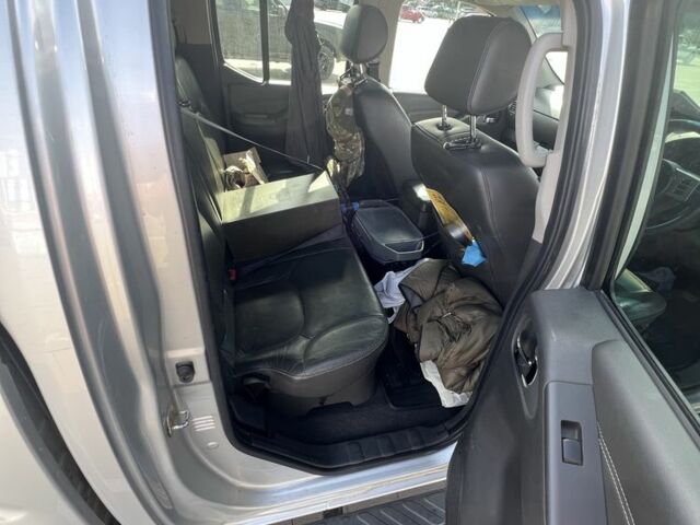 Серый Ниссан Навара, объемом двигателя 2.5 л и пробегом 200 тыс. км за 5500 $, фото 9 на Automoto.ua