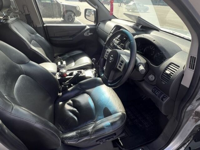 Серый Ниссан Навара, объемом двигателя 2.5 л и пробегом 200 тыс. км за 5500 $, фото 11 на Automoto.ua