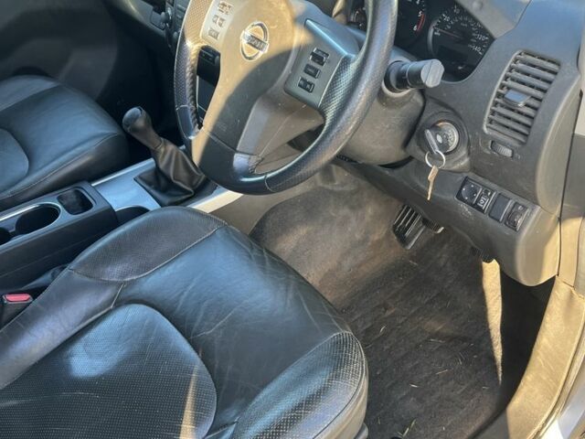 Серый Ниссан Навара, объемом двигателя 2.5 л и пробегом 81 тыс. км за 5999 $, фото 6 на Automoto.ua