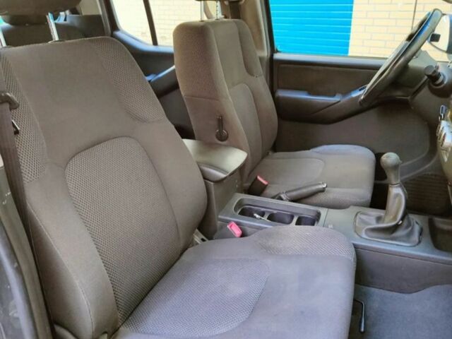 Серый Ниссан Навара, объемом двигателя 2.5 л и пробегом 321 тыс. км за 2700 $, фото 5 на Automoto.ua