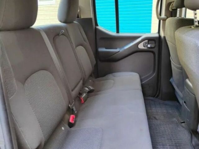 Серый Ниссан Навара, объемом двигателя 2.5 л и пробегом 321 тыс. км за 2700 $, фото 6 на Automoto.ua