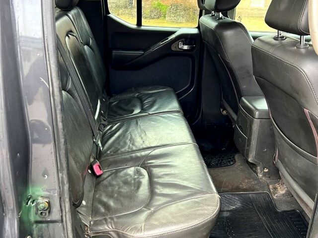 Серый Ниссан Навара, объемом двигателя 2.5 л и пробегом 189 тыс. км за 5000 $, фото 4 на Automoto.ua