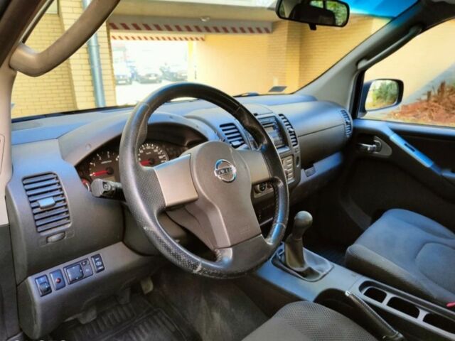 Серый Ниссан Навара, объемом двигателя 2.5 л и пробегом 321 тыс. км за 2700 $, фото 4 на Automoto.ua