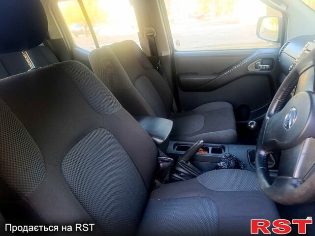 Серый Ниссан Навара, объемом двигателя 2.5 л и пробегом 111 тыс. км за 5200 $, фото 5 на Automoto.ua