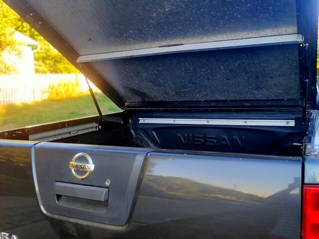 Серый Ниссан Навара, объемом двигателя 2.5 л и пробегом 204 тыс. км за 13500 $, фото 2 на Automoto.ua
