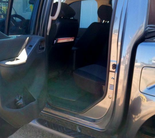 Серый Ниссан Навара, объемом двигателя 2.5 л и пробегом 204 тыс. км за 13500 $, фото 6 на Automoto.ua