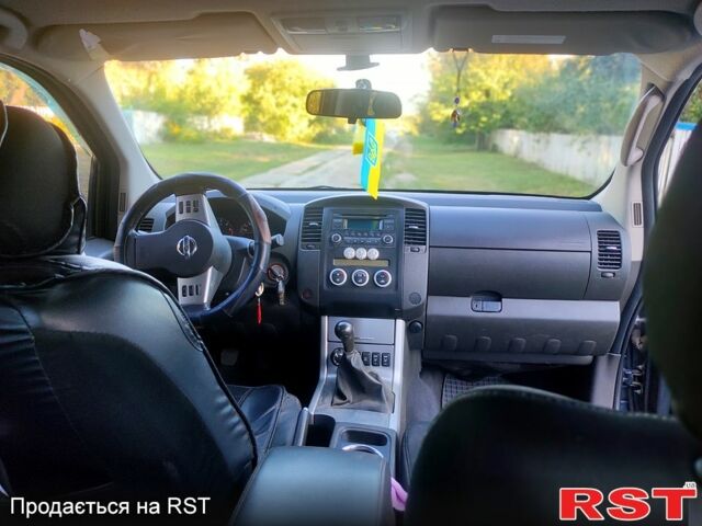 Серый Ниссан Навара, объемом двигателя 2.5 л и пробегом 204 тыс. км за 13500 $, фото 4 на Automoto.ua