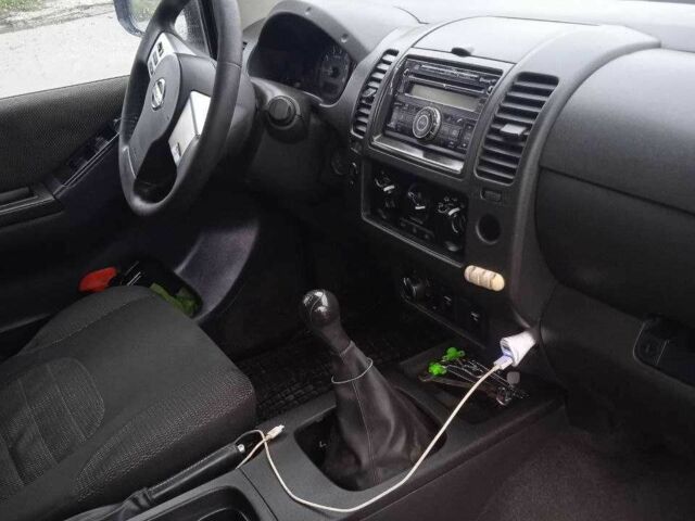 Синий Ниссан Навара, объемом двигателя 2.5 л и пробегом 350 тыс. км за 5500 $, фото 2 на Automoto.ua