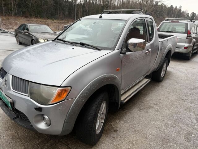 Зелений Ніссан Навара, об'ємом двигуна 2.5 л та пробігом 220 тис. км за 1741 $, фото 2 на Automoto.ua