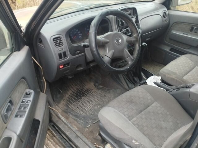 Зеленый Ниссан Навара, объемом двигателя 2.5 л и пробегом 360 тыс. км за 4500 $, фото 5 на Automoto.ua