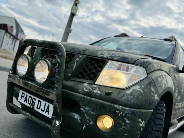 Зеленый Ниссан Навара, объемом двигателя 2.5 л и пробегом 250 тыс. км за 7254 $, фото 10 на Automoto.ua