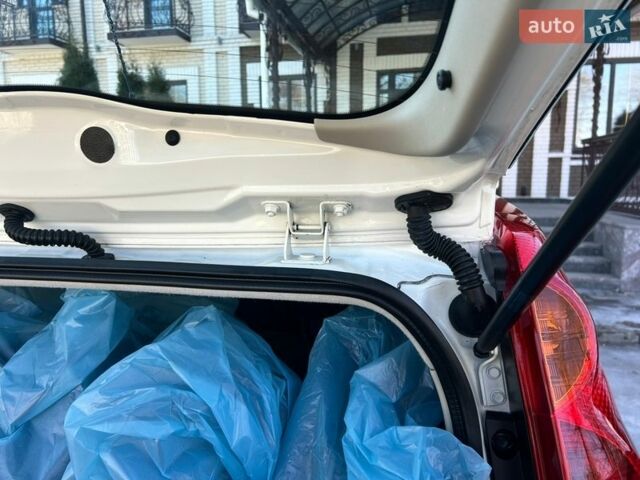 Белый Ниссан Ноут, объемом двигателя 1.4 л и пробегом 207 тыс. км за 5750 $, фото 23 на Automoto.ua