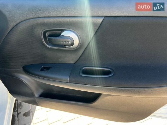 Белый Ниссан Ноут, объемом двигателя 1.6 л и пробегом 80 тыс. км за 8400 $, фото 15 на Automoto.ua