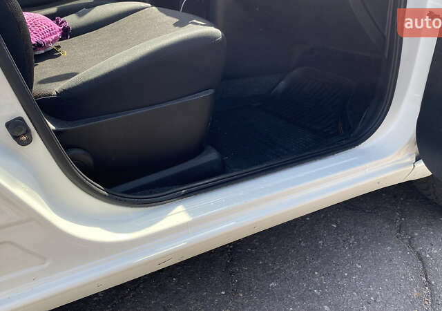 Белый Ниссан Ноут, объемом двигателя 1.39 л и пробегом 152 тыс. км за 5300 $, фото 7 на Automoto.ua