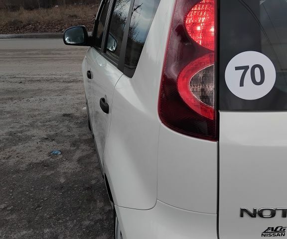 Белый Ниссан Ноут, объемом двигателя 1.5 л и пробегом 299 тыс. км за 6000 $, фото 3 на Automoto.ua